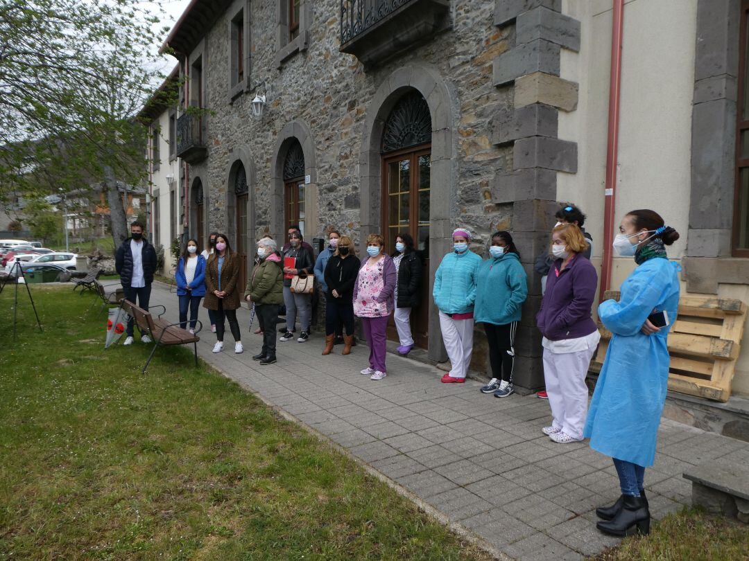 Los trabajadores a las puertas de la residencia El Roble