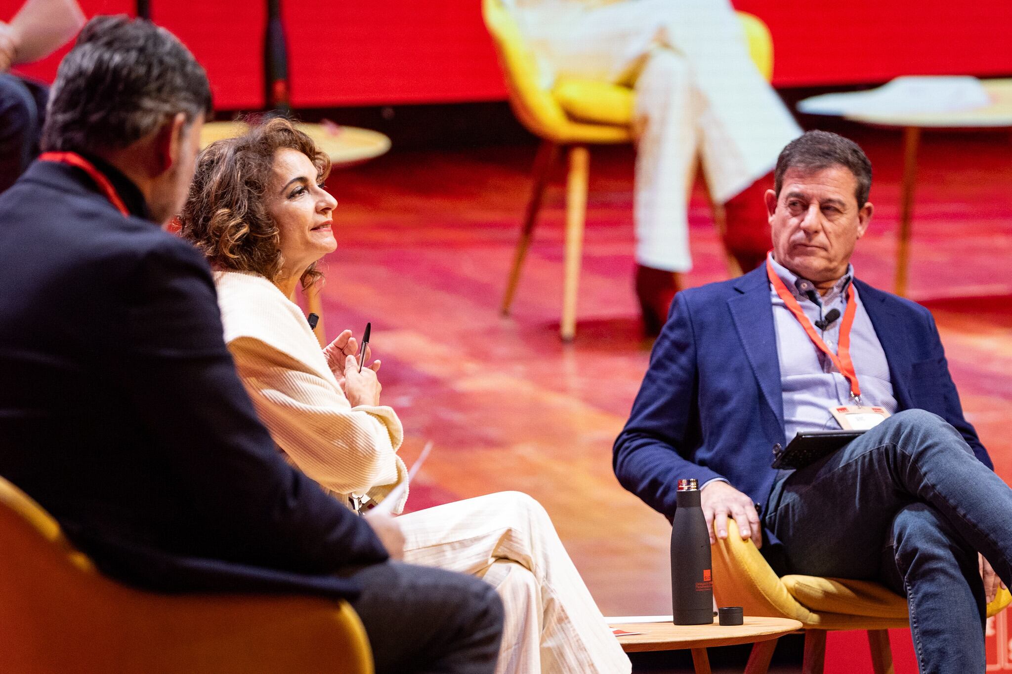 María Jesús Montero y José Ramón Gómez Besteiro en la convención política del PSOE en A Coruña