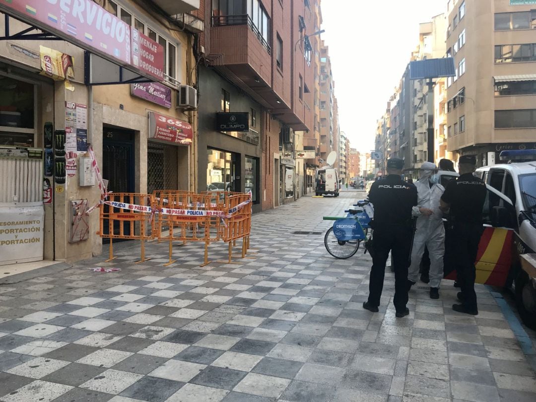 Edificio de Albacete confinado por un brote de coronavirus.