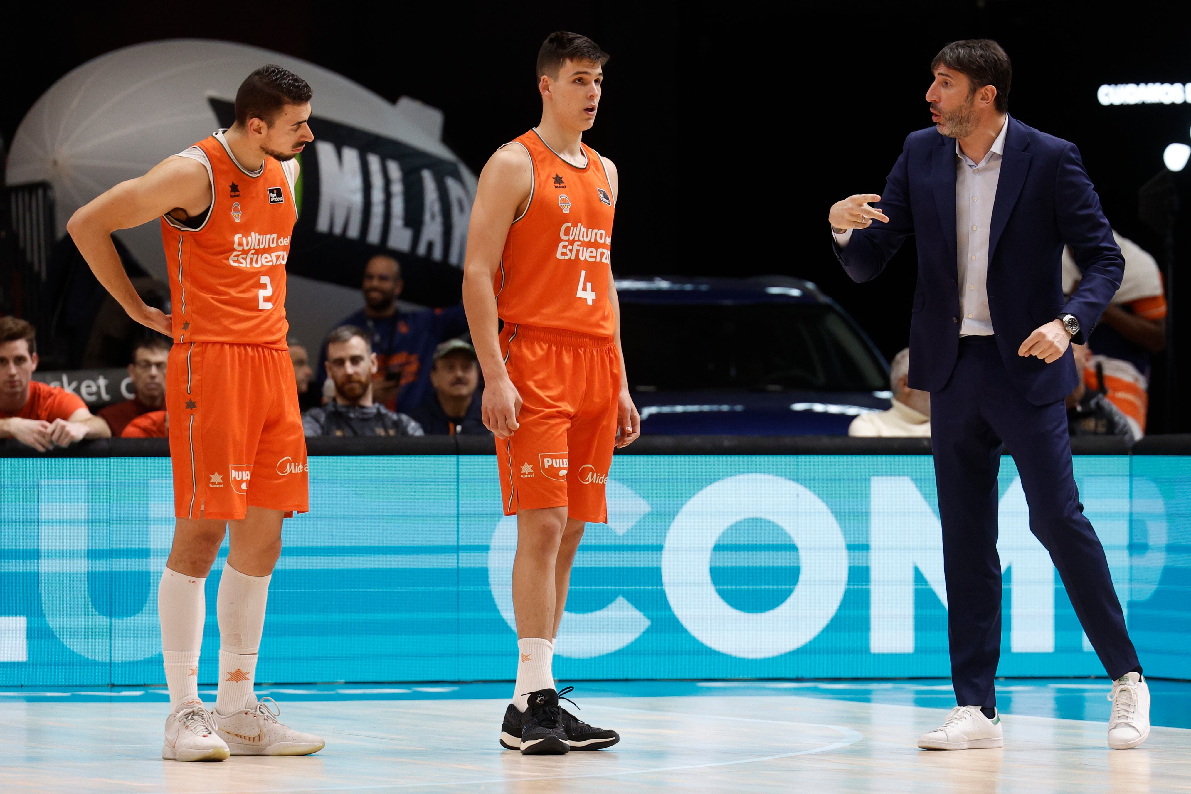 VALENCIA, 07/01/2024.- El entrenador del Valencia´, Álex Mumbrú (d), da instrucciones a los jugadores Jaime Pradilla (c) y Josep Puerto (i) durante el partido de la Liga Endesa entre el Valencia Basket y el Gran Canaria celebrado este domingo en el Pabellón Fuente de San Luis de Valencia. EFE/ Kai Försterling
