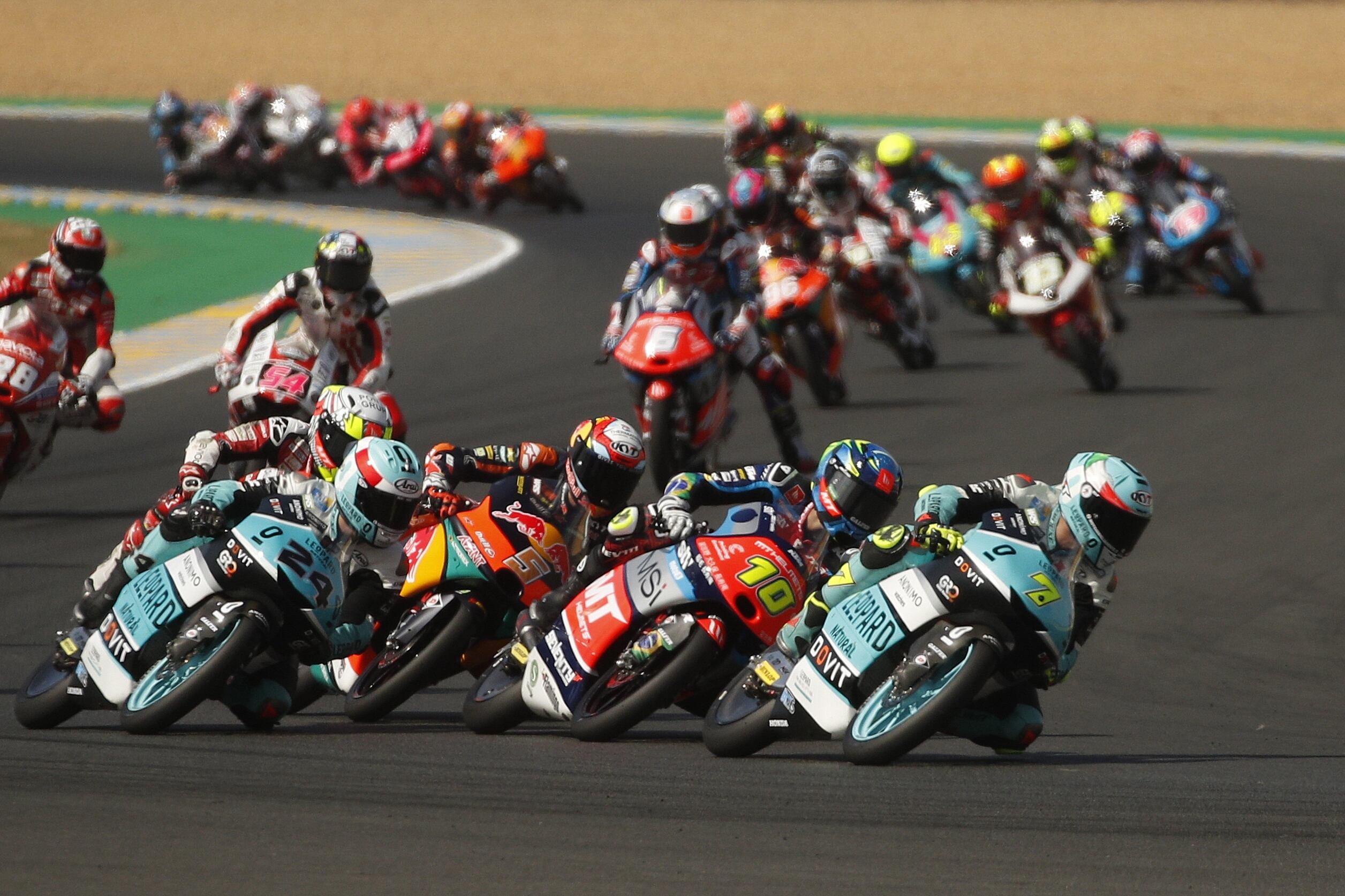 Le Mans (France), 15/05/2022.- Carrera de Moto 3 en el circuito de Lemans EFE/EPA/YOAN VALAT