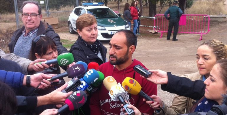 El portavoz de las familias asentadas atiende a los medios