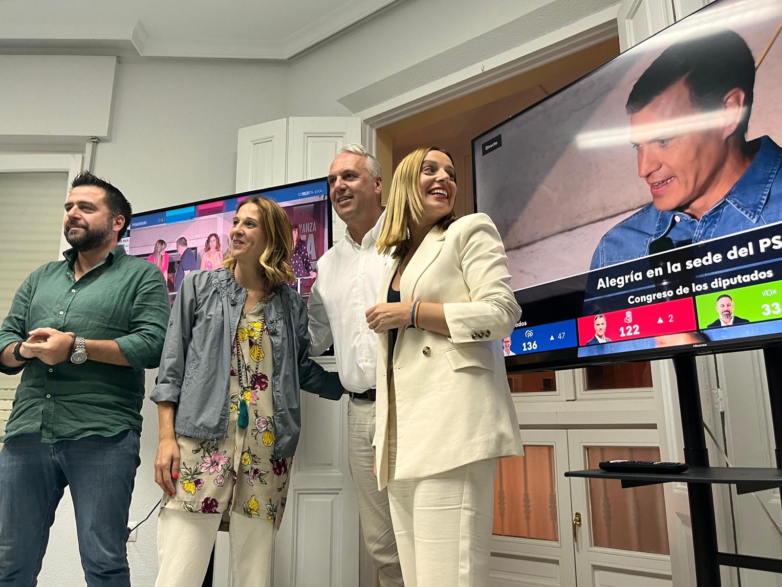 Fran González, Cristina Saucedo, Juan Carlos Ruiz Boix y Ana Carrera celebran los datos electorales mientras comparece Pedro Sánchez.