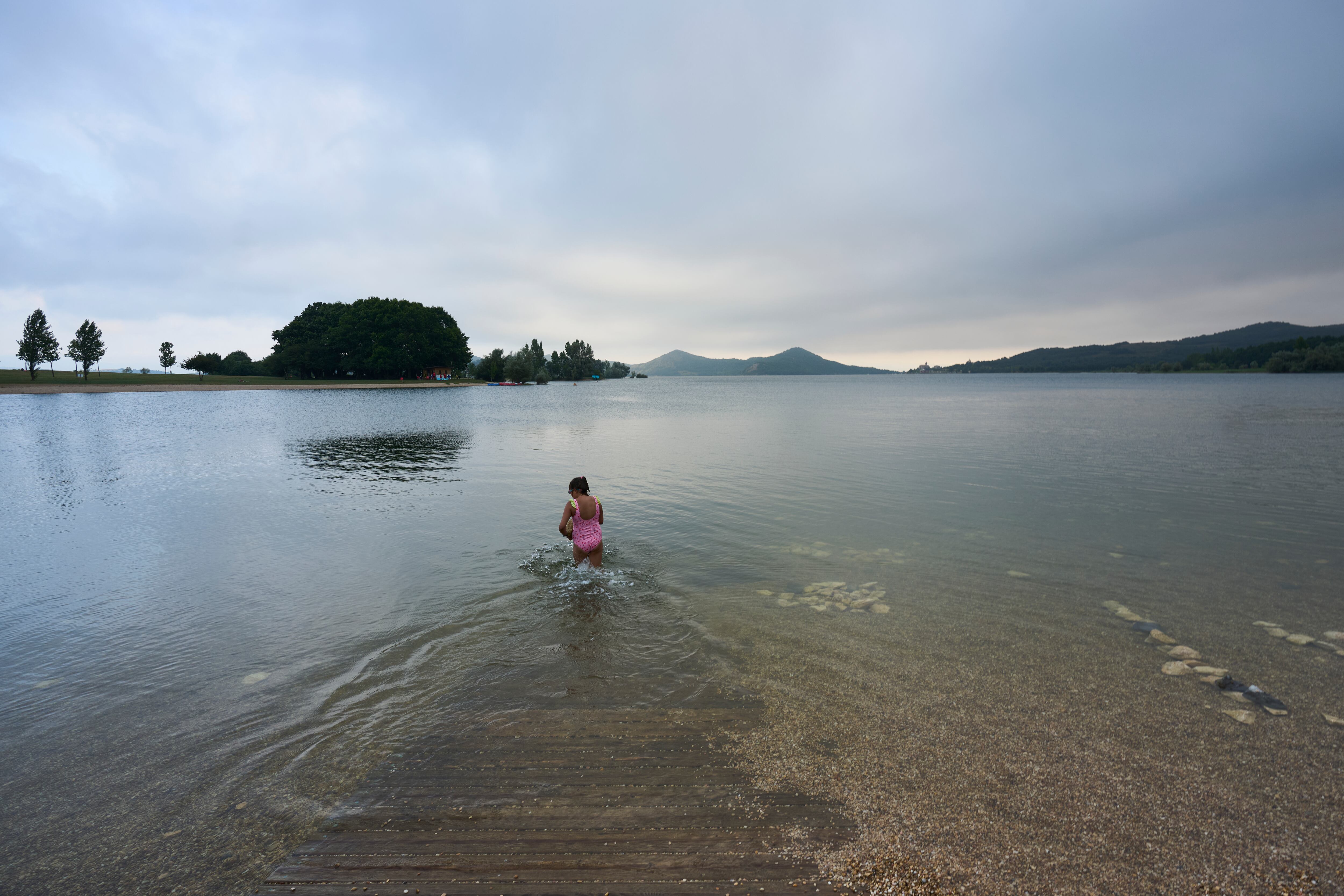 VITORIA, 28/07/2024.- Una niña se baña en el pantano de Ullibarri de Gamboa este domingo en Vitoria. EFE/ADRIÁN RUIZ HIERRO