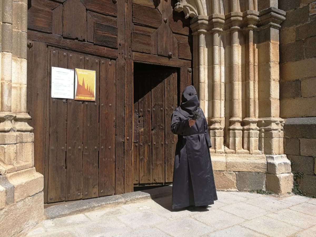 Tres penitentes y tres horas de silencio: así es la procesión de 'Los Negros', la más pequeña de España