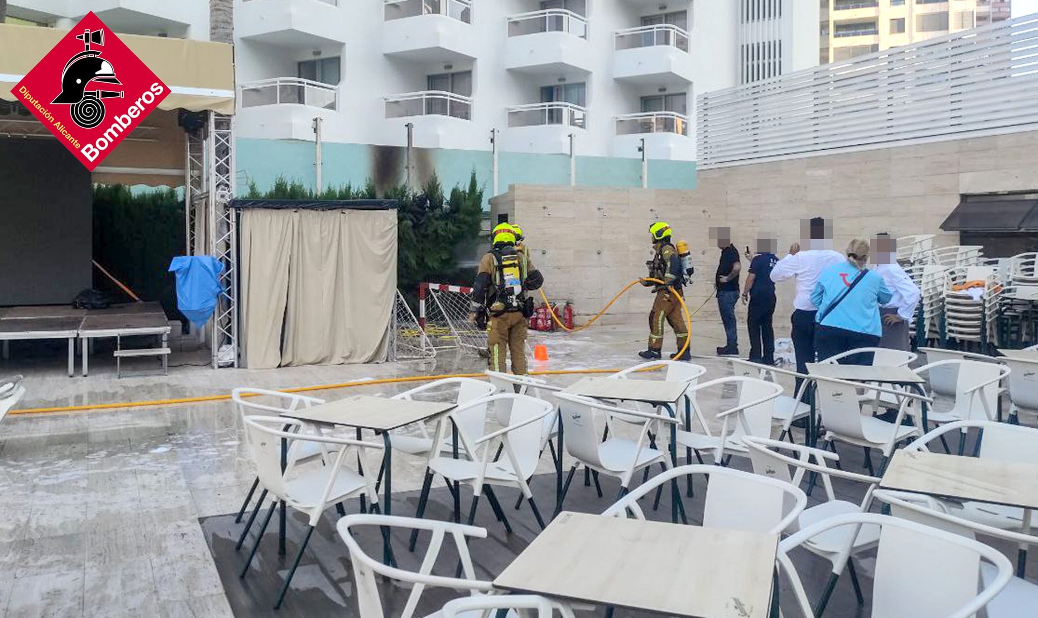 Los bomberos sofocan las llamas en el hotel de Benidorm