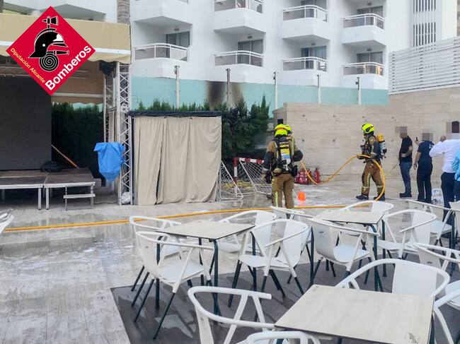 Los bomberos sofocan las llamas en el hotel de Benidorm