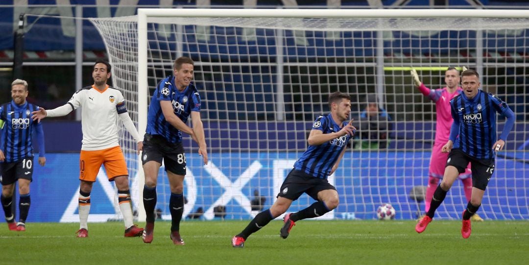 Remo Freuler celebra el tercer gol del Atalanta en el Giuseppe Meazza