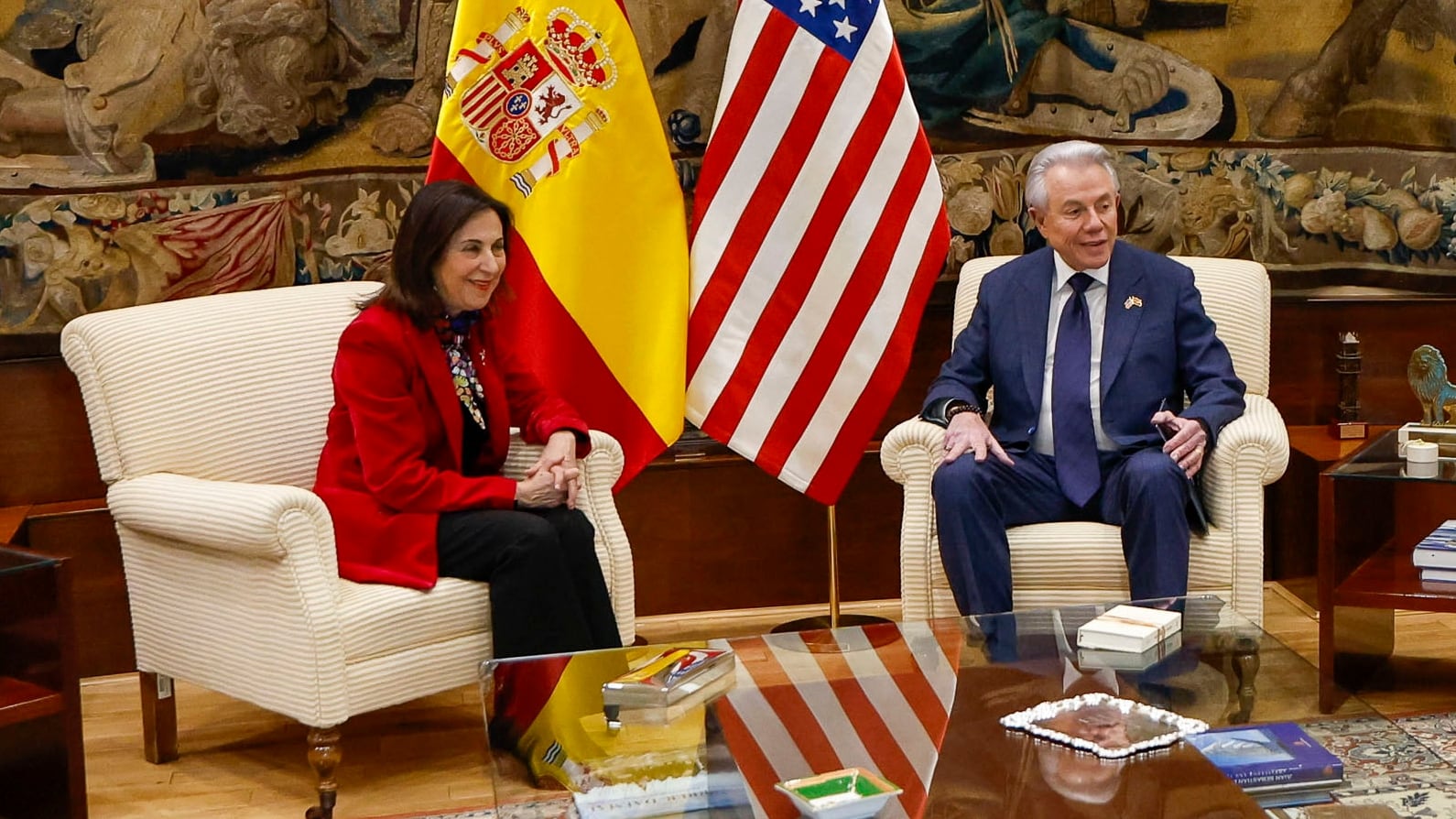 El PP difunde el bulo de que Robles le dijo al embajador de EEUU "estoy con Trump" 