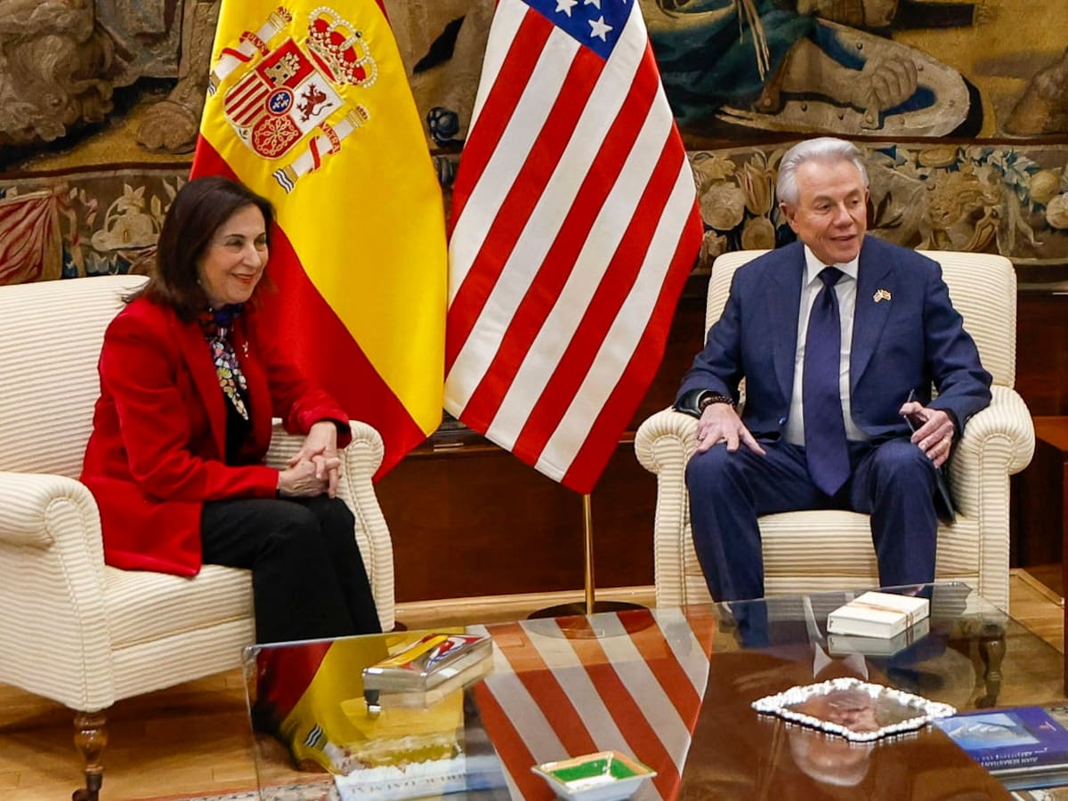El PP difunde el bulo de que Robles le dijo al embajador de EEUU "estoy con Trump"