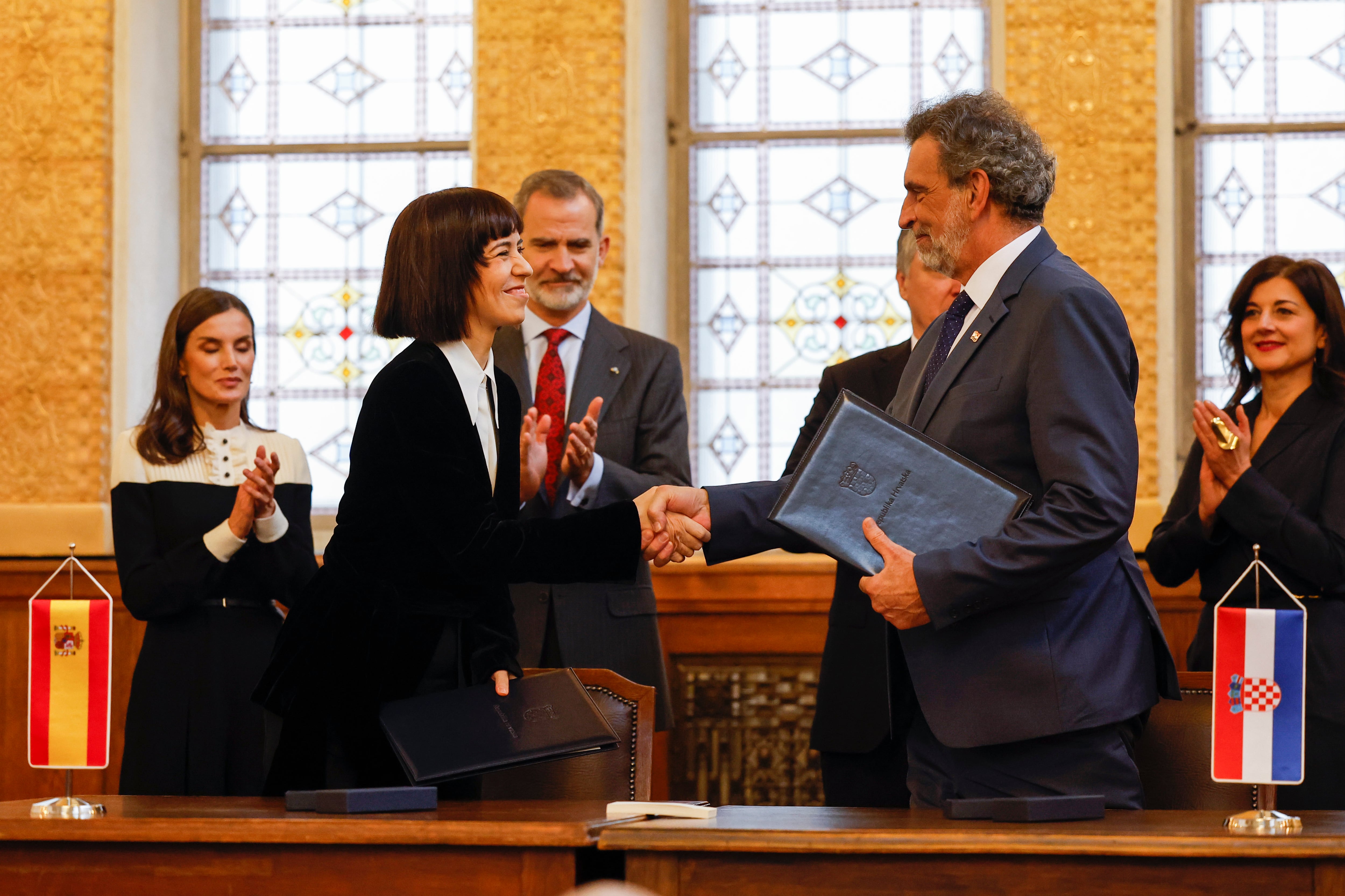 La ministra española de Ciencia e Innovación, Diana Morant (2i), estrecha la mano al ministro de Ciencia y Educación de la República de Croacia, Radovan Fuchs (2d), ante los reyes de España, Felipe VI (3i) y Letizia (i), el presidente de Croacia, Zoran Milanovic (2d, detrás), y su esposa Sanja Music (d), durante la firma del Memorando de Entendimiento (MoU) en el marco de un foro científico empresarial centrado en el proyecto IFMIF-DONES celebrado este jueves, en los Archivos Estatales de Croacia, en Zagreb, en la segunda y última jornada de la visita oficial de los reyes Felipe y Letizia al país balcánico