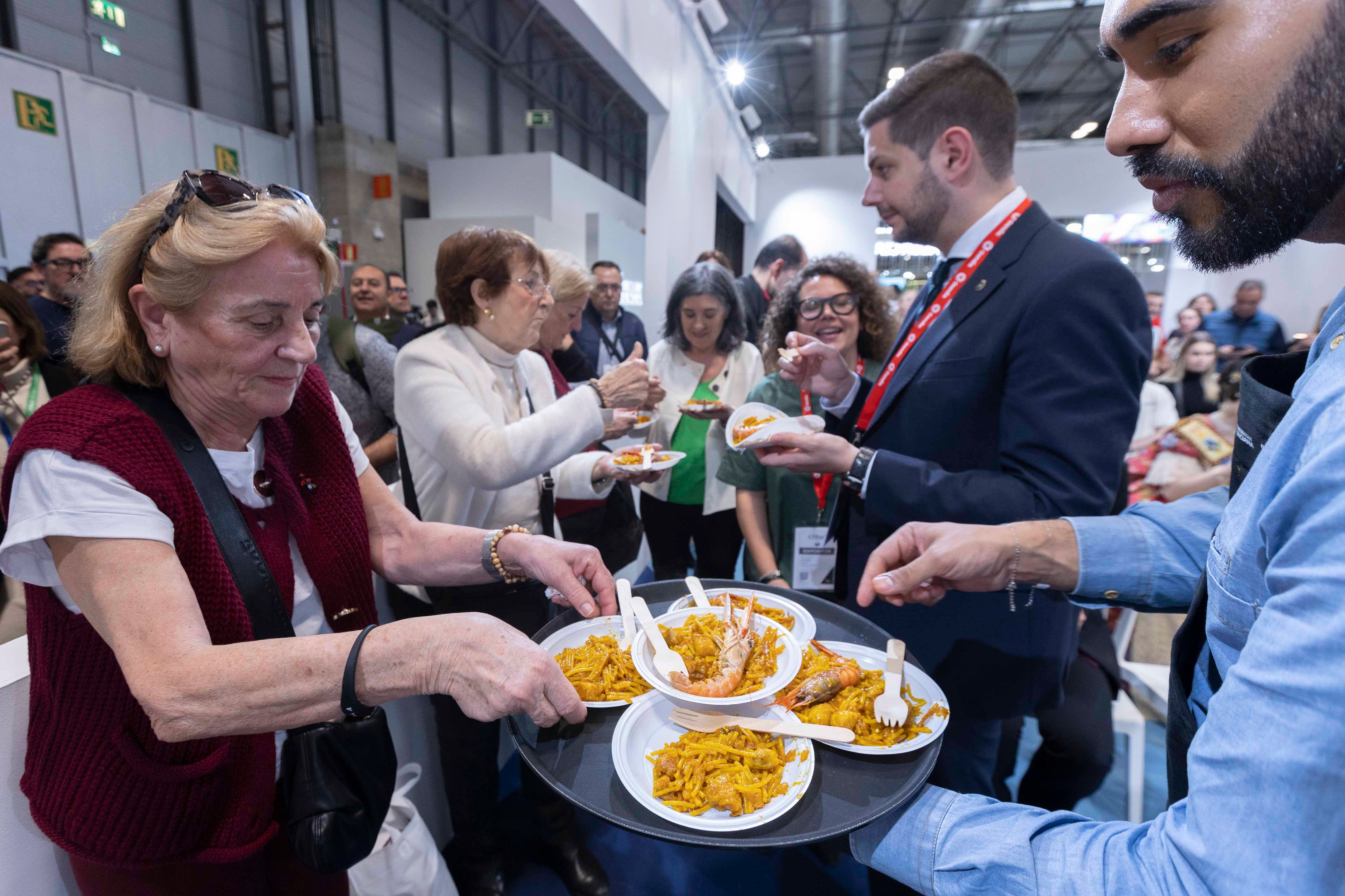 Gandia organizó un showcooking de fideuà en la primera jornada de Fitur en Madrid.