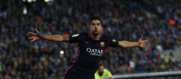 Luis Suárez celebra uno de sus tantos en Cornellá