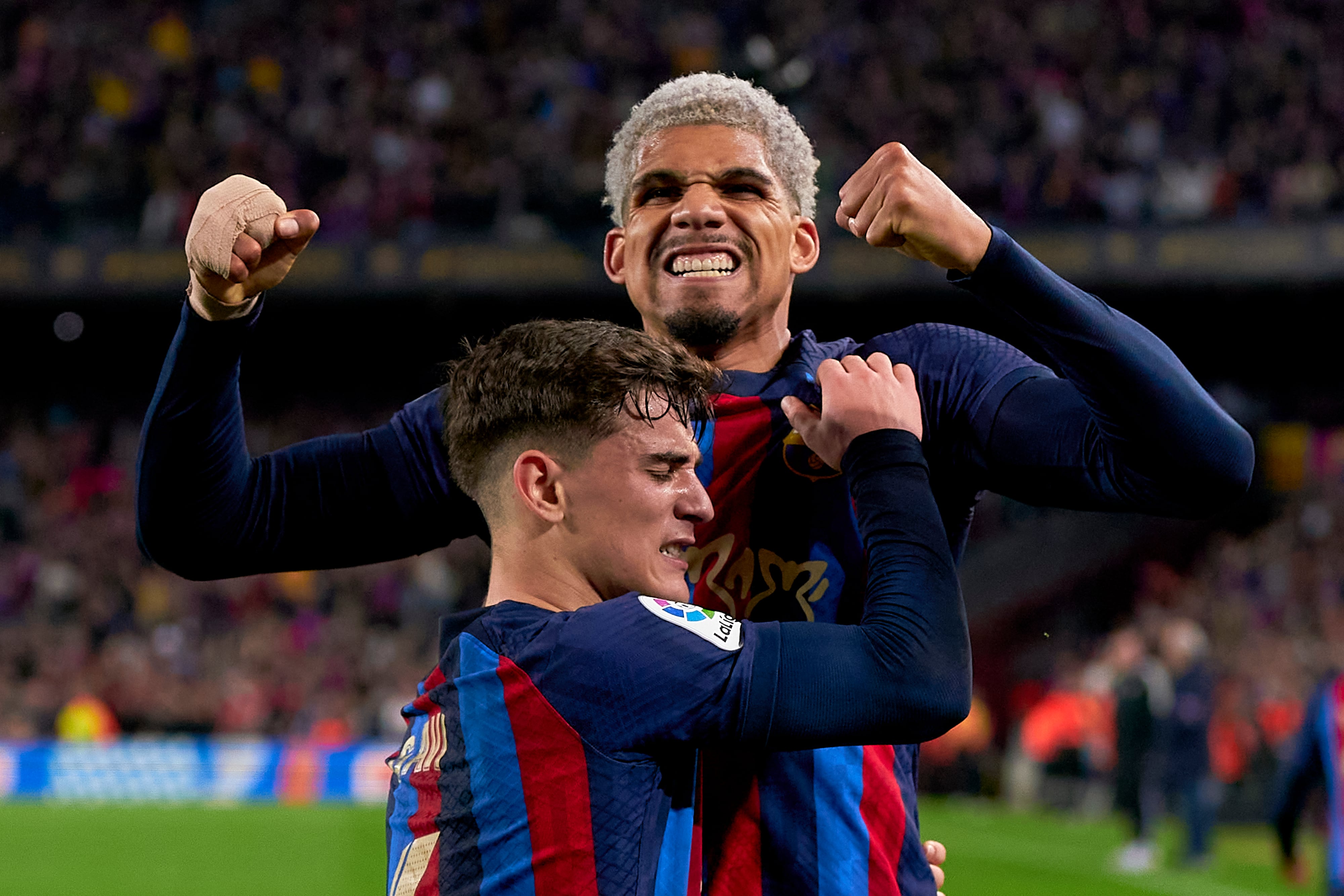 Ronald Araújo y Gavi celebran un gol con el FC Barcelona