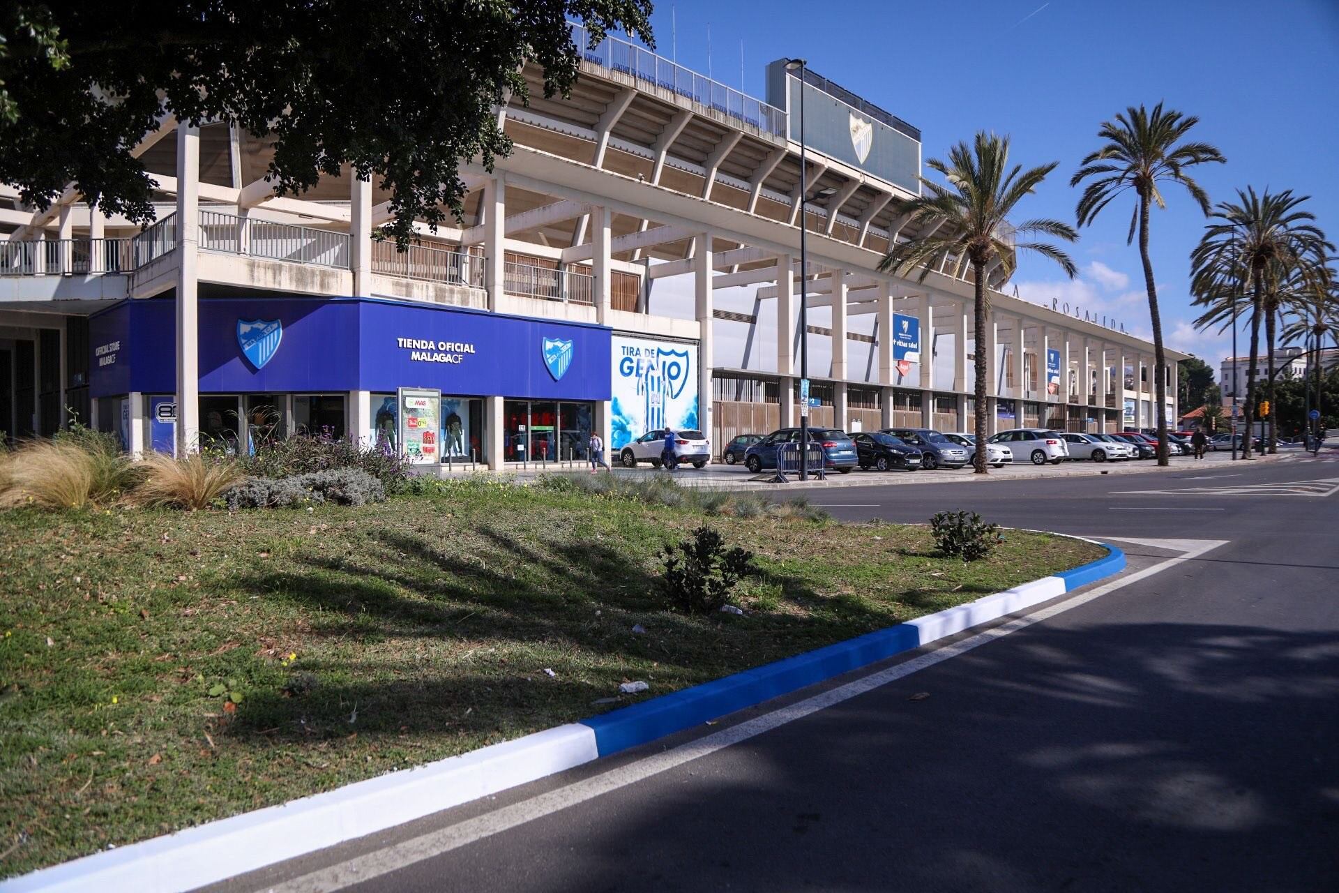 Los aledaños del estadio de La Rosaleda con los colores del Málaga