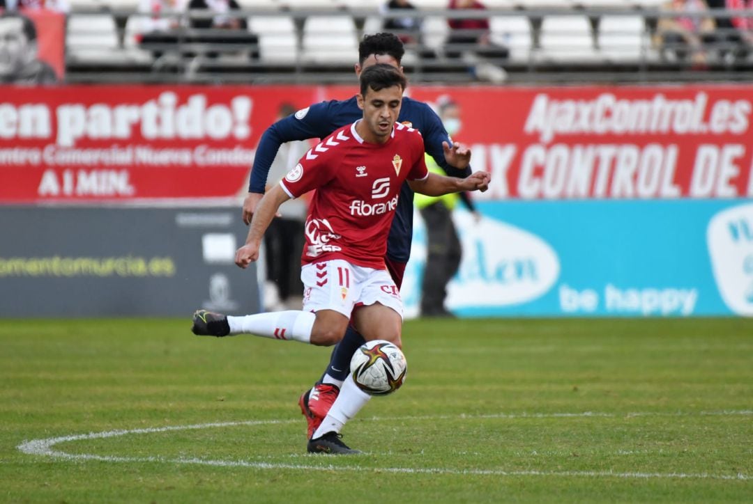 Pablo Haro controla un balón en el encuentro ante el Eldense