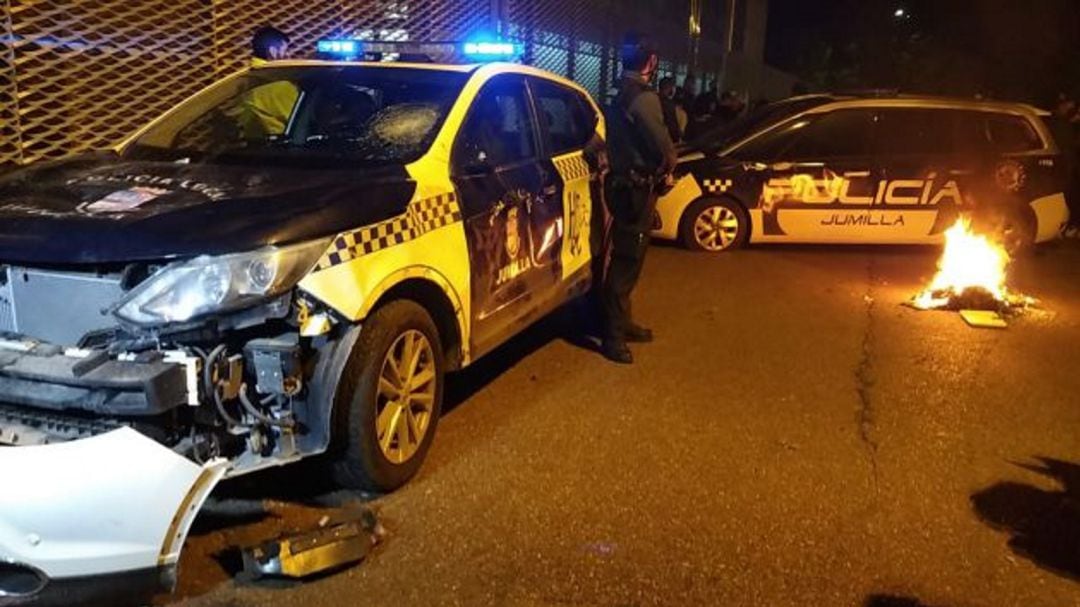 Daños efectuados a vehículos policiales durante las concentraciones de protesta, celebradas en Jumilla, por la muerte del joven Kevin, presuntamente a manos del exnovio de su pareja