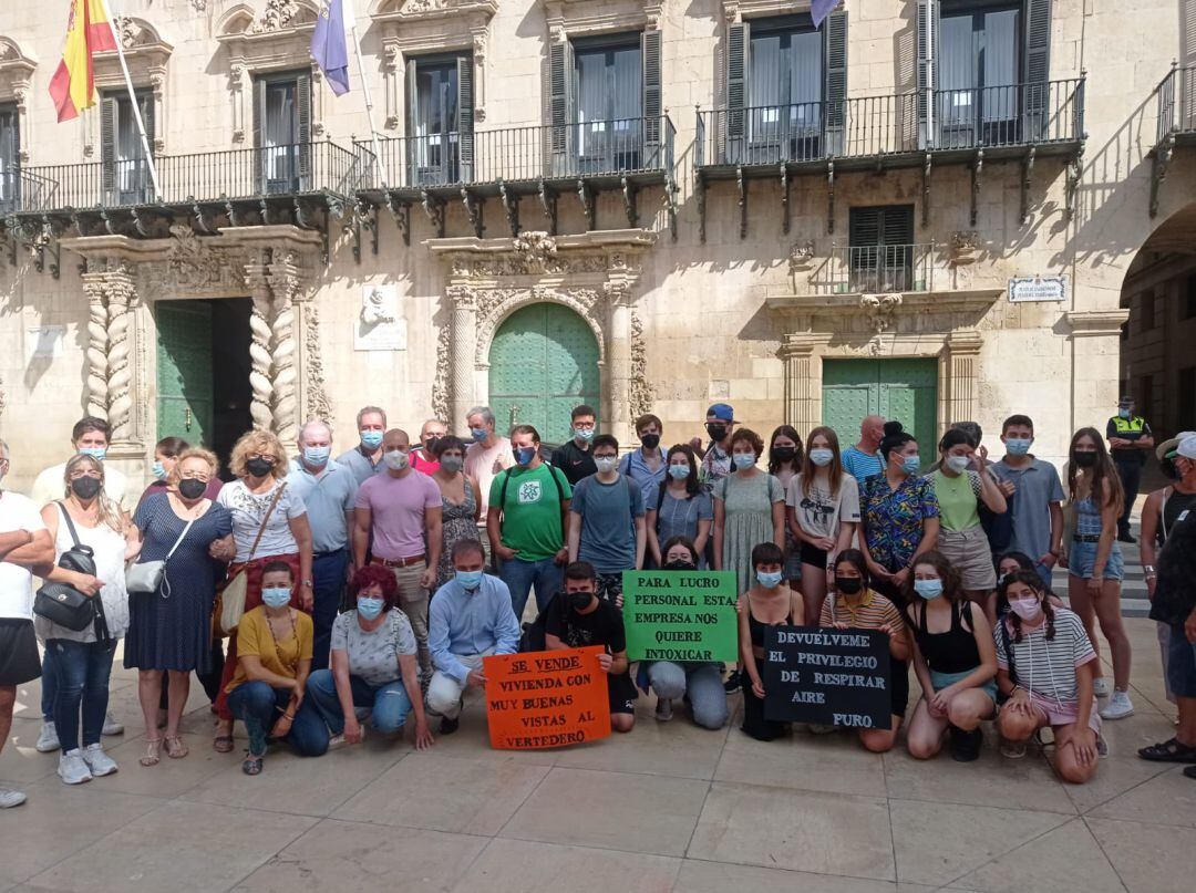 Fotografía de la concentración frente al Ayuntamiento