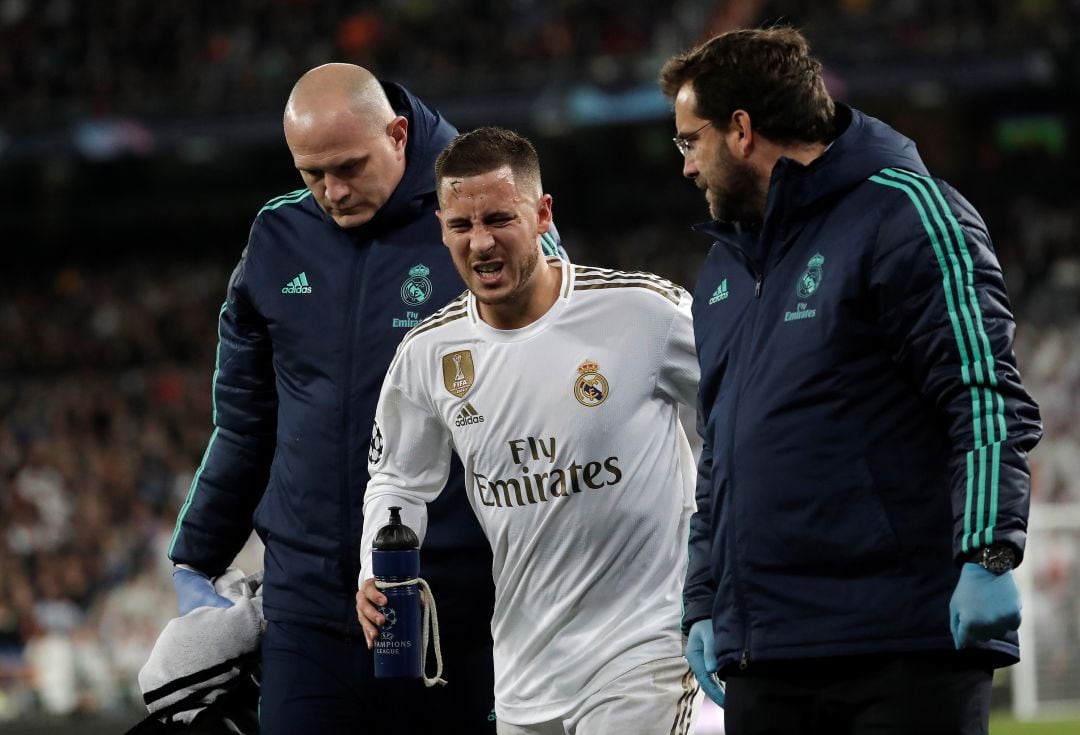 Eden Hazard tuvo que retirarse lesionado en el partido de la Champions ante el PSG en el Santiago Bernabéu.