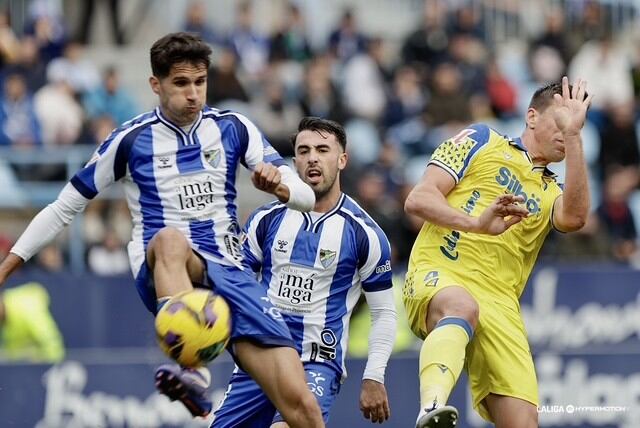Una acción del Málaga con Juanpe y Carlos Puga, en el partido ante el Cádiz