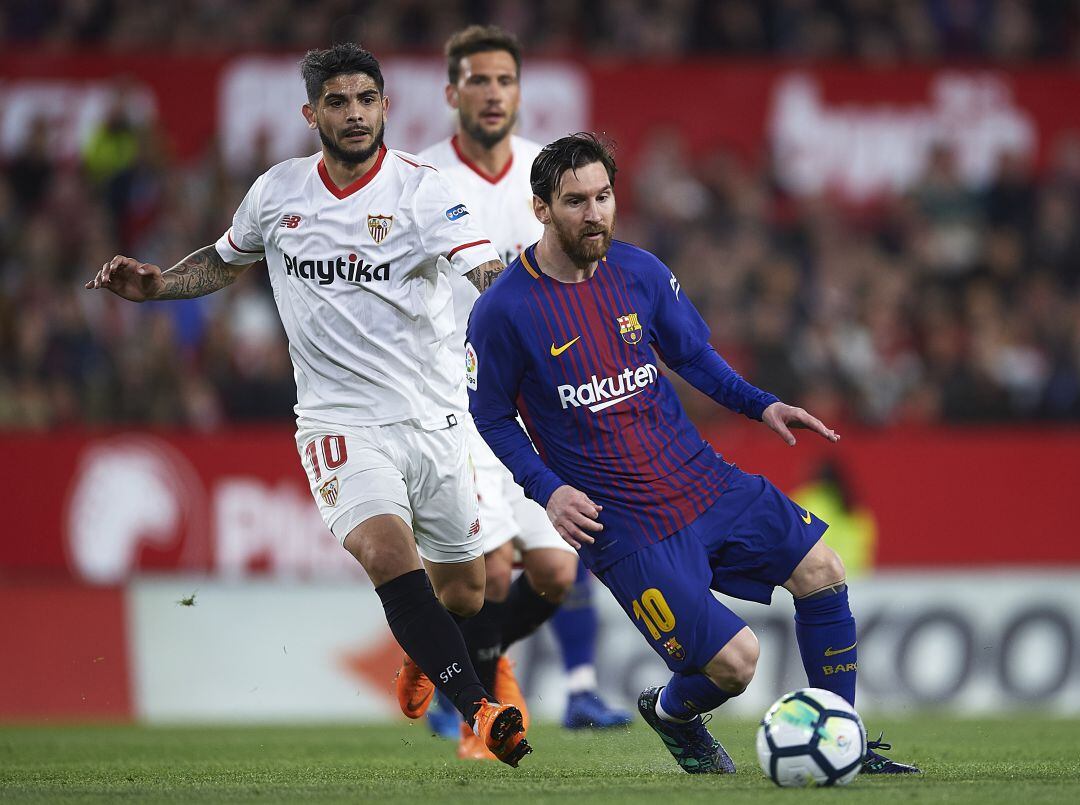 Leo Messi controla el baloón bajo la presión de Ever Banega en un encuentro entre el FC Barcelona y Sevilla FC.