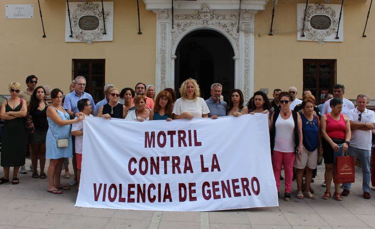 La corporación municipal guardan un minuto de silencio en la puerta del consistorio