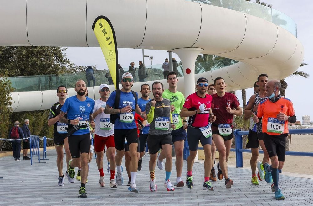 A su paso por el Postiguet, marcando un ritmo de 1,30 horas en la Media Maratón de Alicante