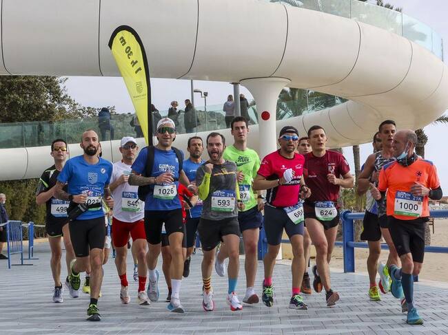 A su paso por el Postiguet, marcando un ritmo de 1,30 horas en la Media Maratón de Alicante