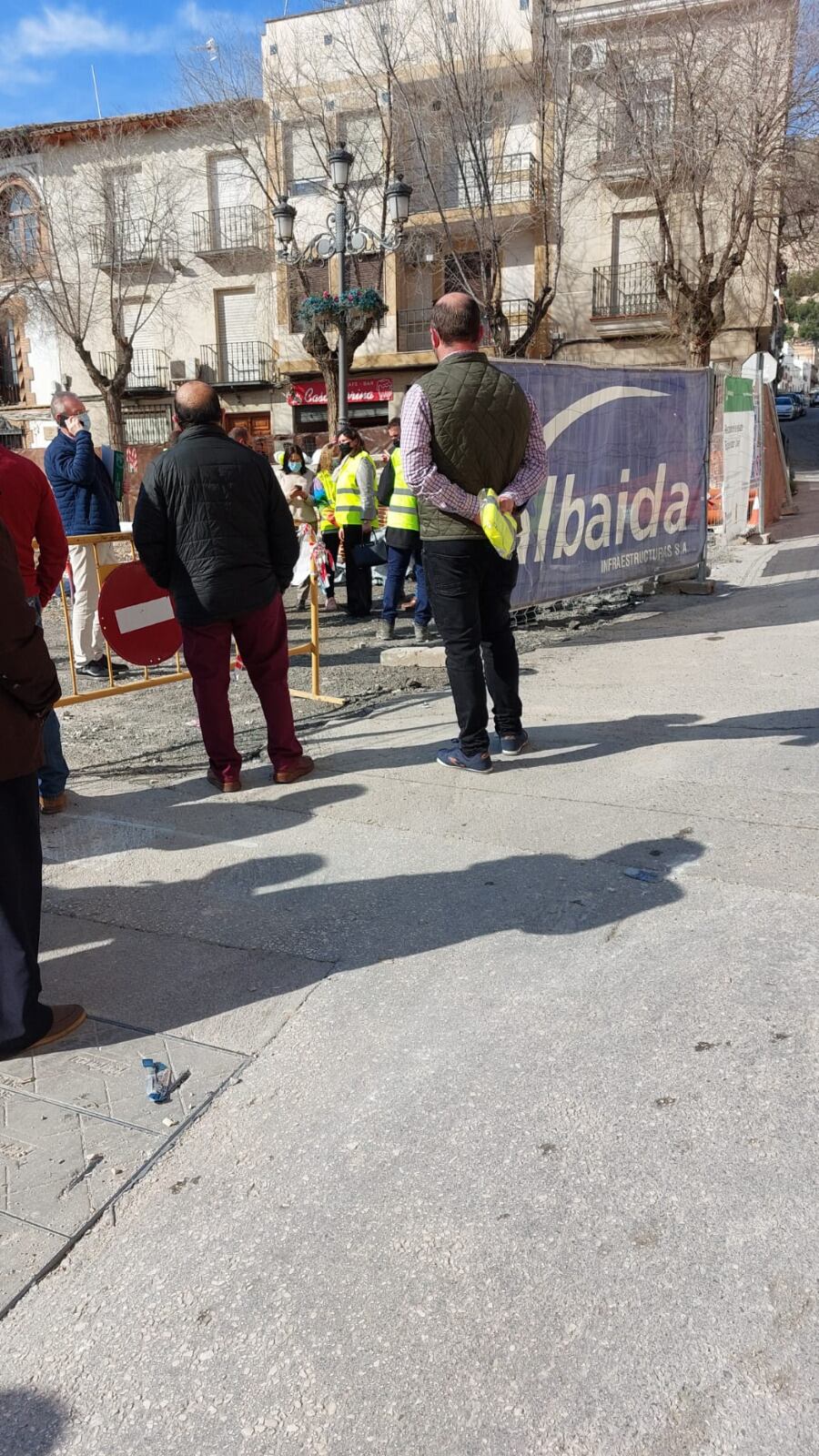Vecinos siguen las explicaciones sobre la marcha de los trabajos en la Plaza de España de Jódar