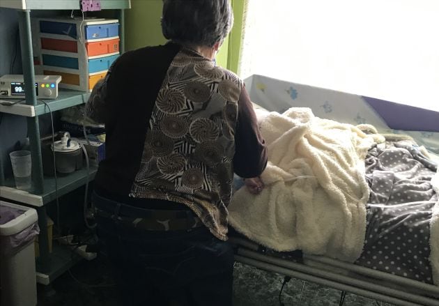 La abuela de Paula limpiándole la mucosidad generada