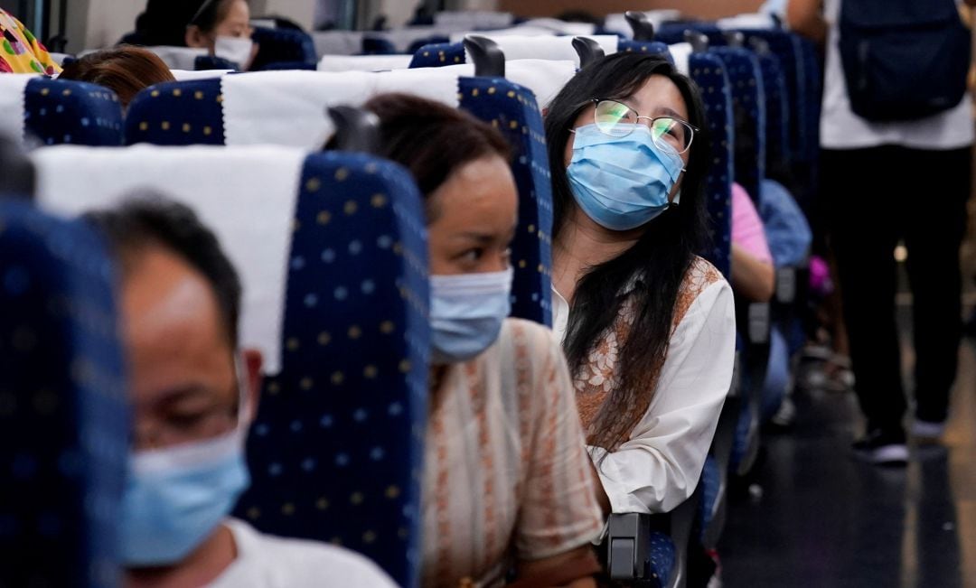 Personas con mascarillas en un tren de China