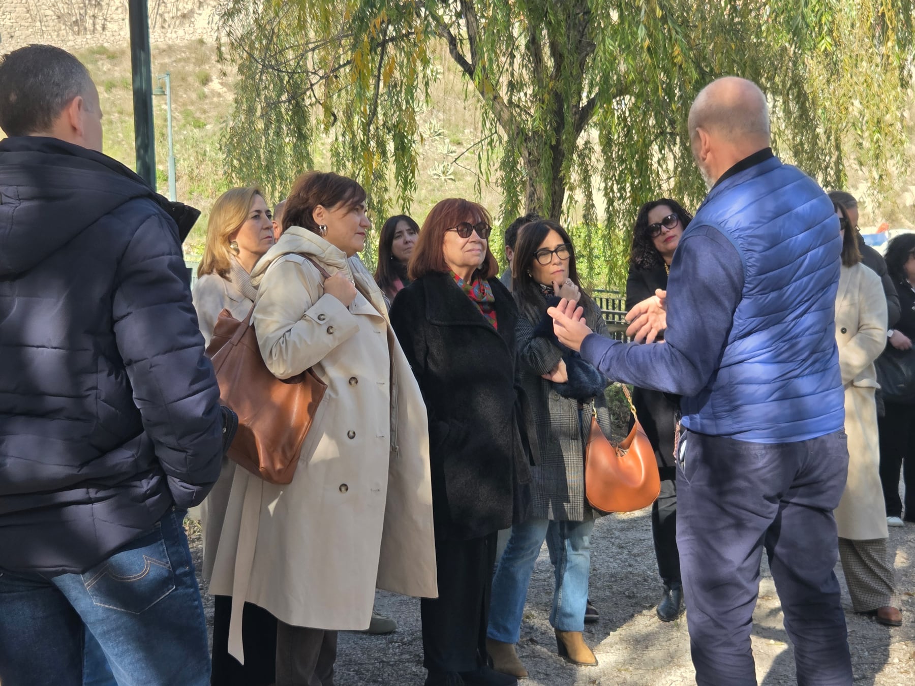 Carles Samper explica a Cristina Narbona y a los asistentes detalles del proyecto Alcoi BioUp!