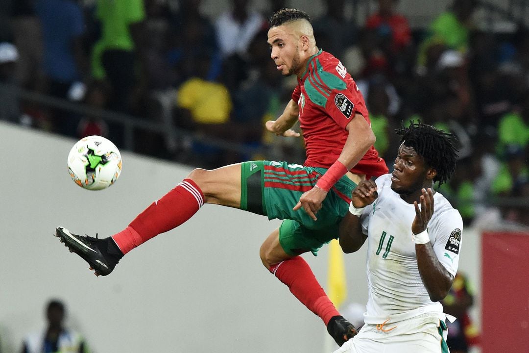 El marroquí En Nesyri (i) y el costamarfileño Franck Kessie durante la última Copa de Africa.