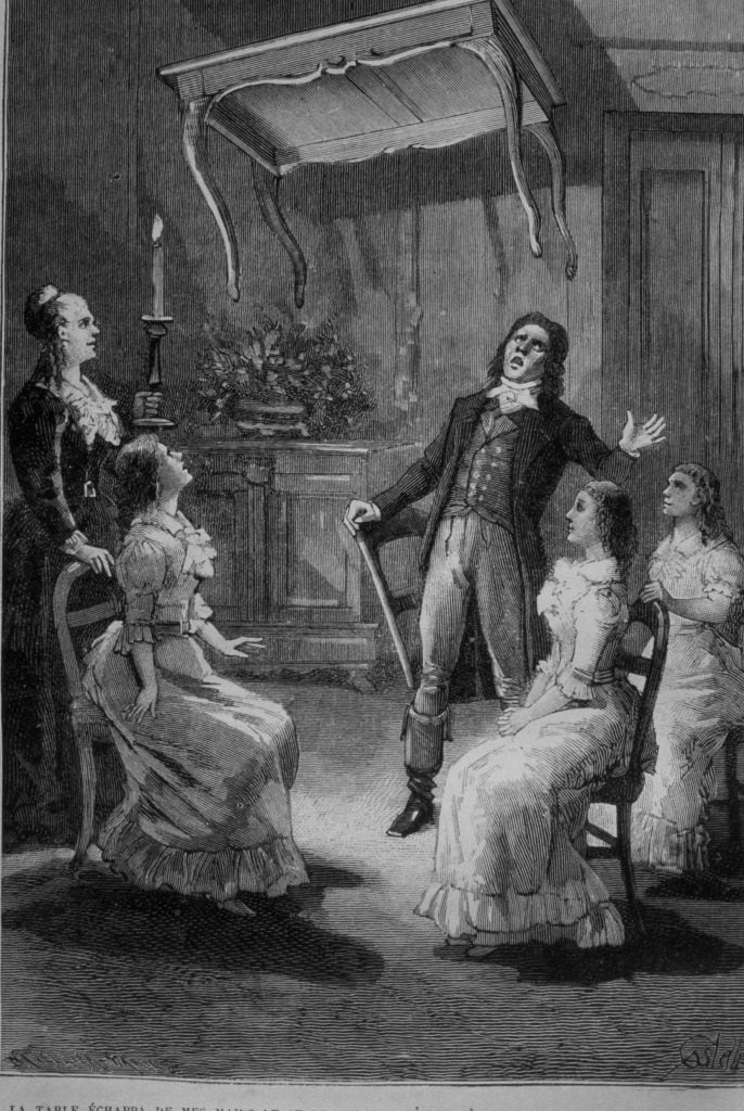 Daniel Dunglas Home faisant léviter une table devant les soeurs Leah, Margaret et Kate Fox lors d&#039;une séance de spiritisme. (Photo by API/Gamma-Rapho via Getty Images)