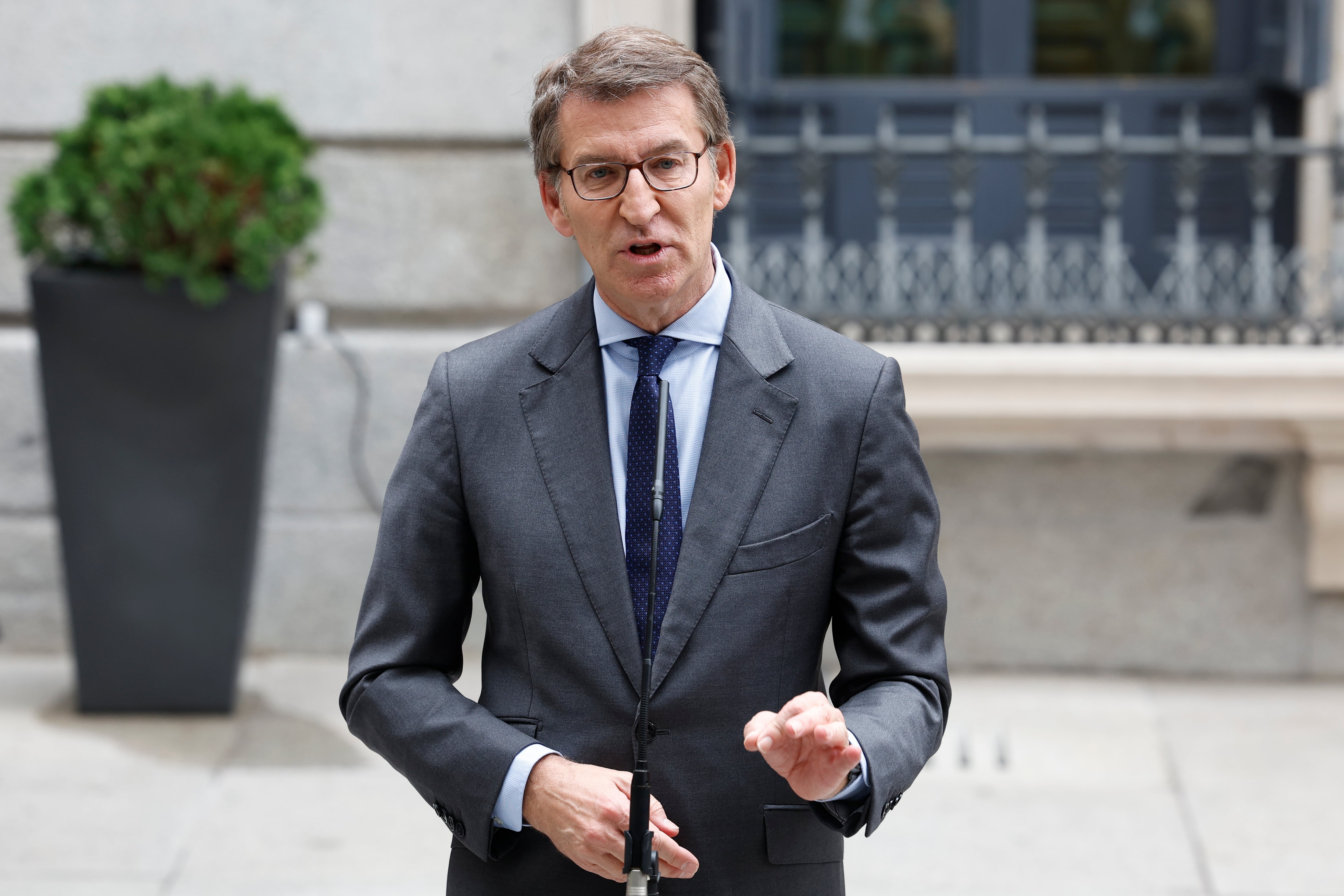 El presidente del Partido Popular, Alberto Núñez Feijóo se dirige a los medios de comunicación tras asistir al acto institucional del Día de la Constitución, este martes, en el Congreso de los Diputados. EFE/Chema Moya