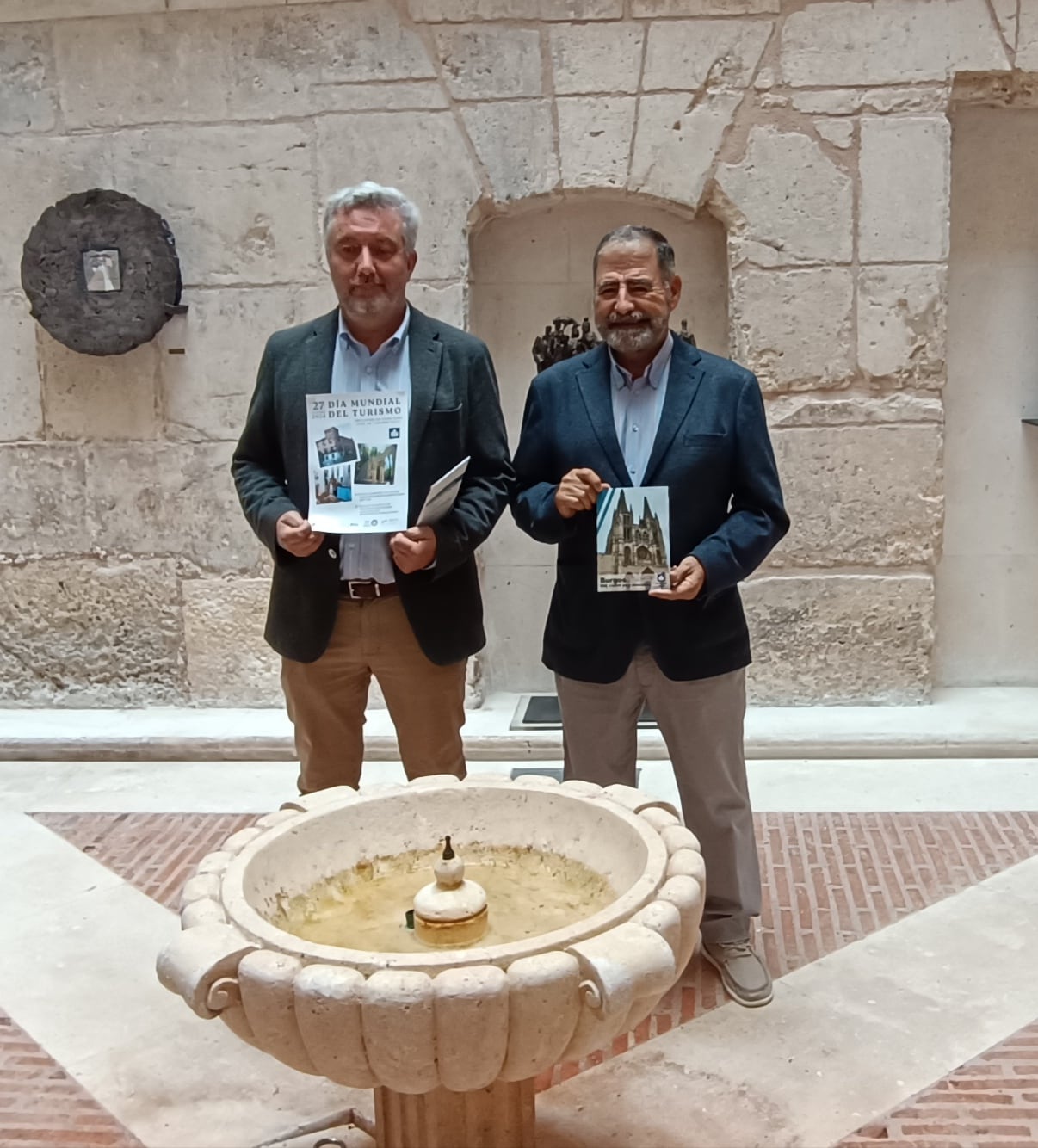 Carlos Niño (izda) y Jesús Cirujano han presentado el Día del Turismo en el que colabora con el Ayuntamiento el grupo Aspanias