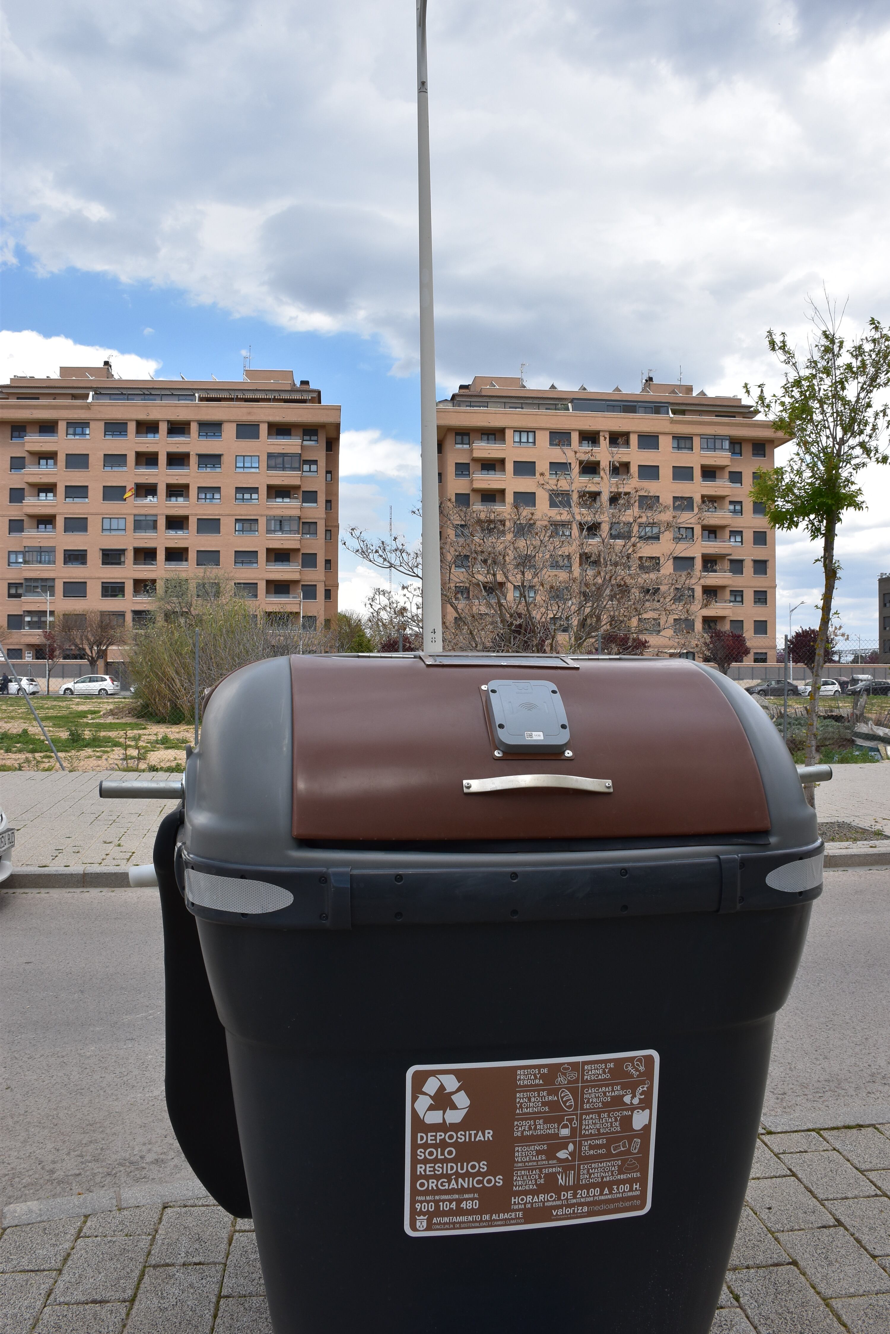Imagen de archivo de un contenedor marrón en Albacete