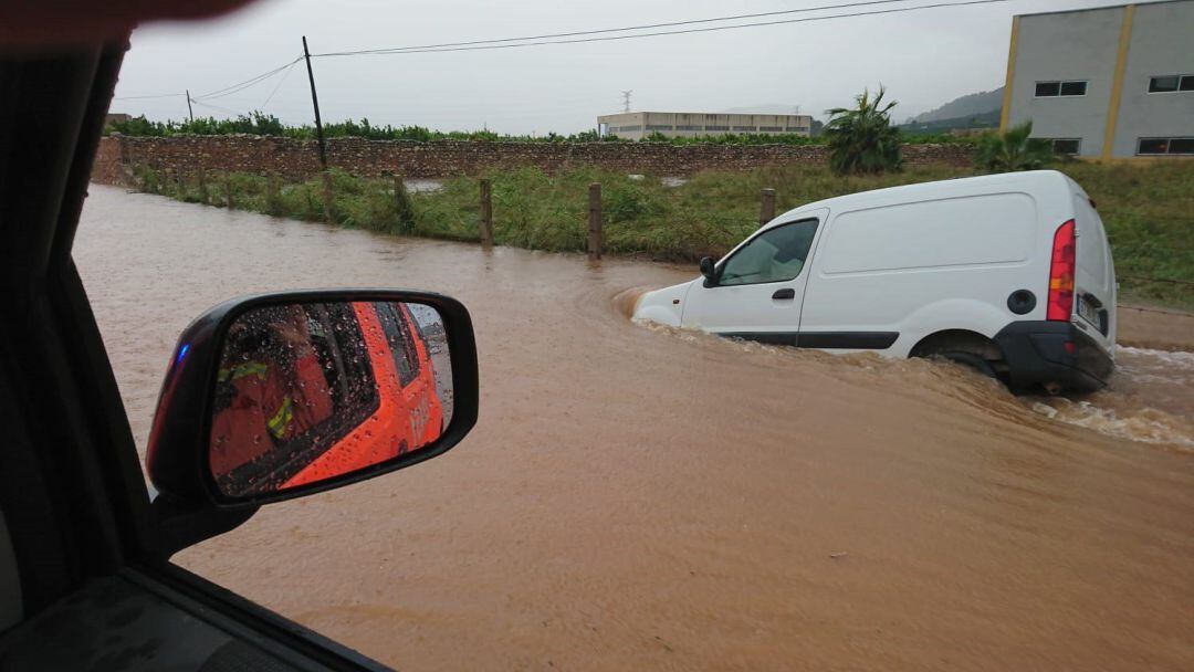 Furgoneta atrapada por la lluvia en Tavernes de la Valldigna