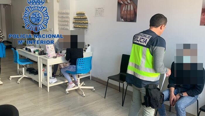 Un agente en un centro de estética de Algeciras