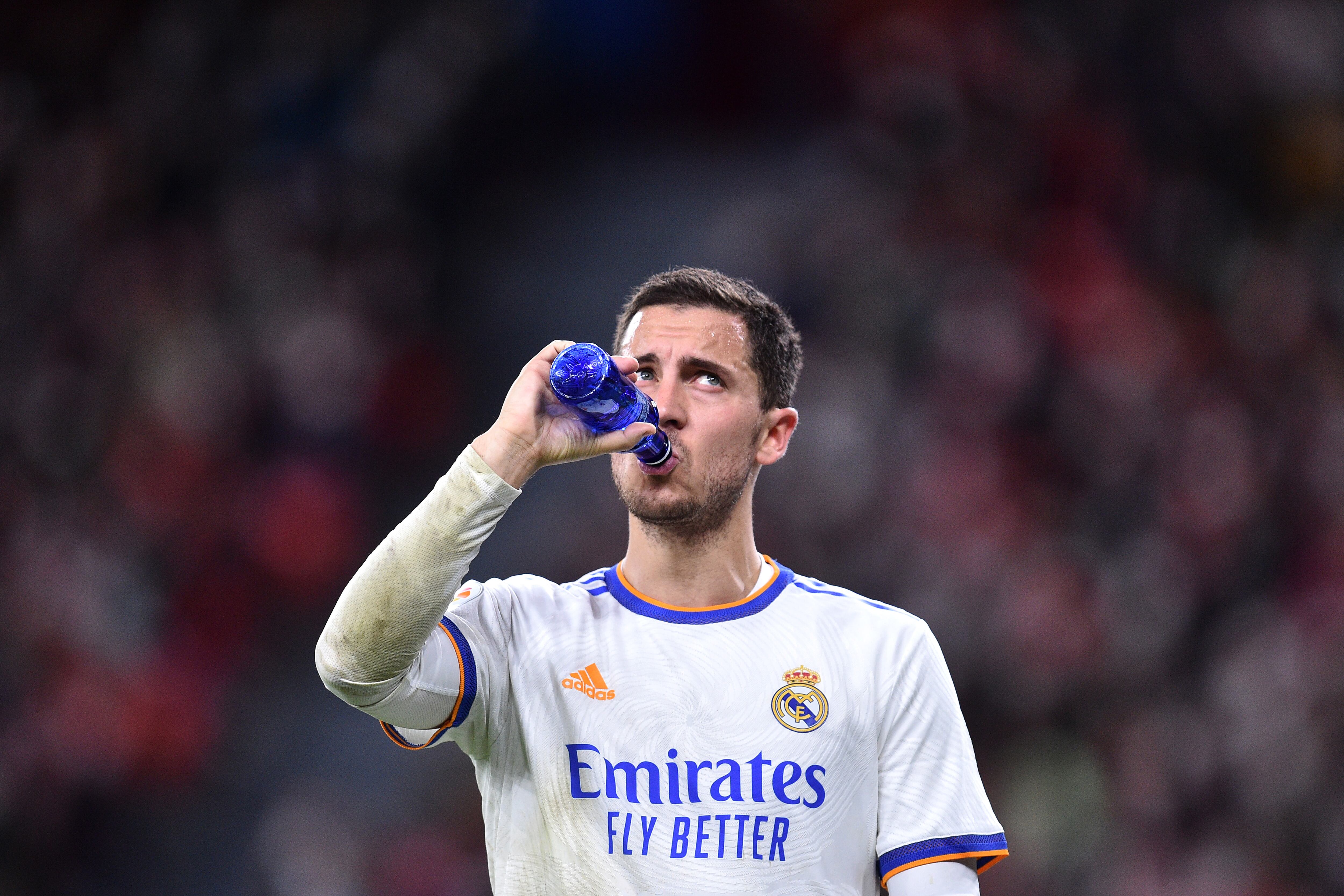 Eden Hazard bebe agua durante un partido con el Real Madrid en 2021