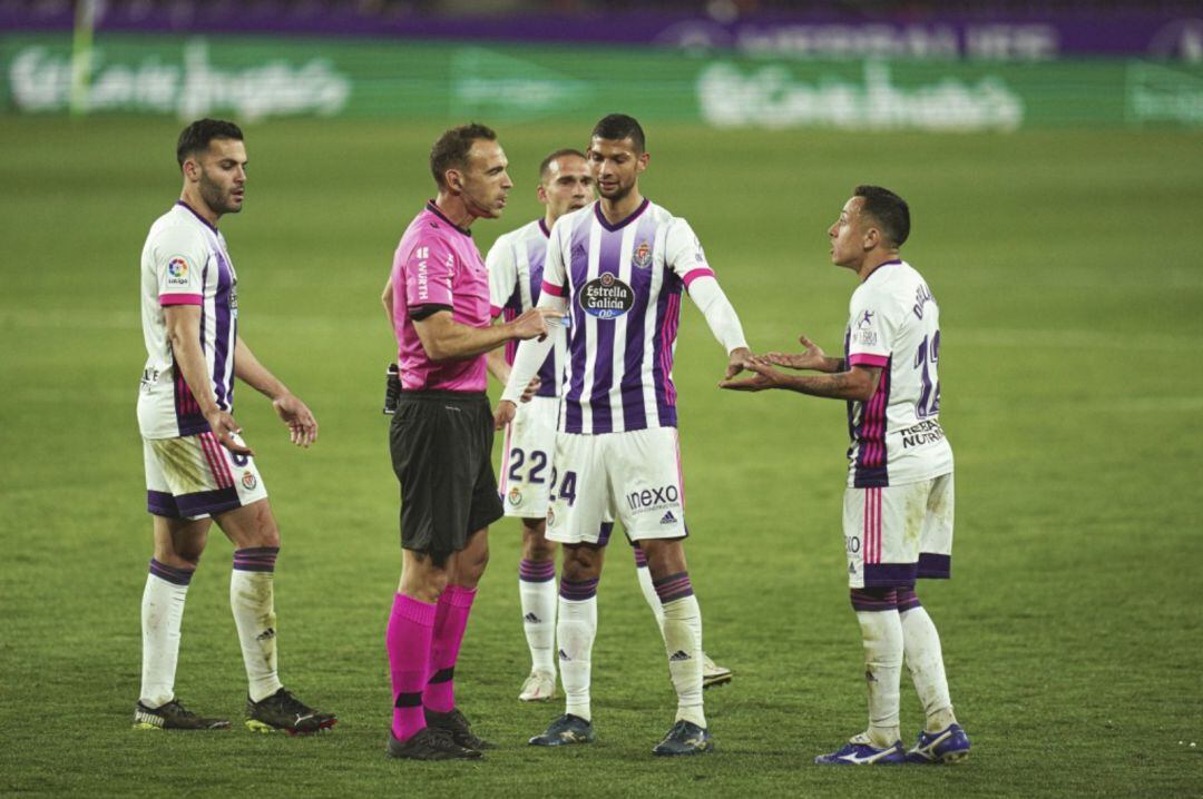 Joaquín junto a Bruno, Nacho y Orellana hablando con el árbitro en el partido ante el Real Madrid