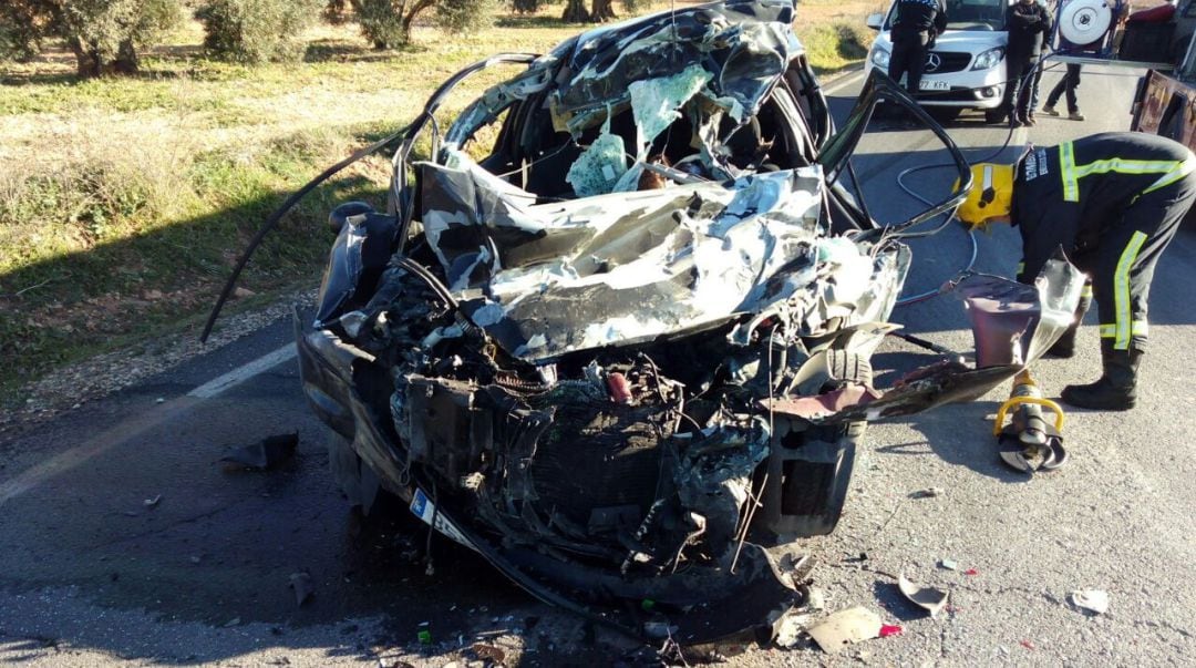 Así ha quedado el turismo que conducía la joven fallecida en el choque frontal contra un tractor en la carretera de Torrenueva-Valdepeñas (Ciudad Real) 