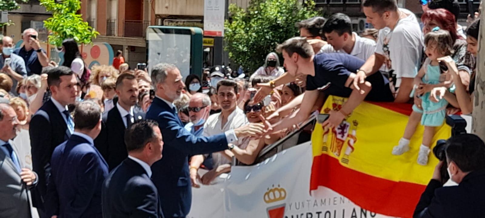 Felipe VI saludando a los vecinos de Puertollano