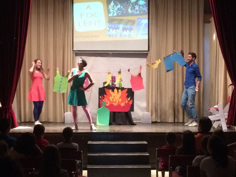 L'obra de teatre "Revetlles segures" que dóna consells de seguretat als més petits.