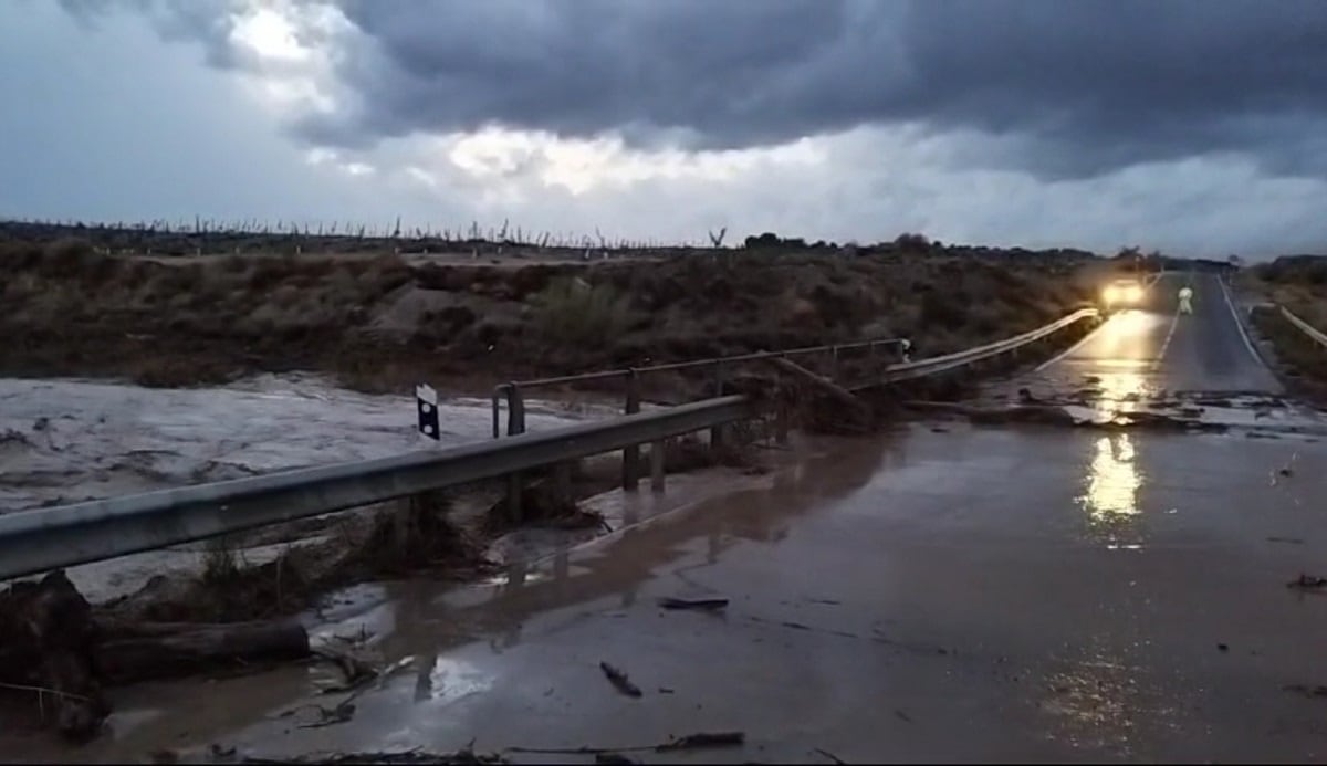 Carretera entre Baza y Benamaurel cortada por la crecida del río Baza