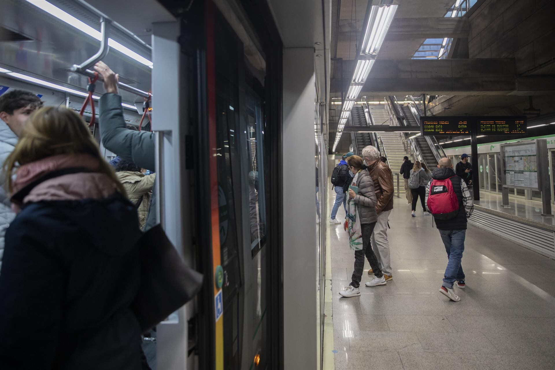 Pasajeros en la estación de metro Prado de San Sebastián. - María José López - Europa Press