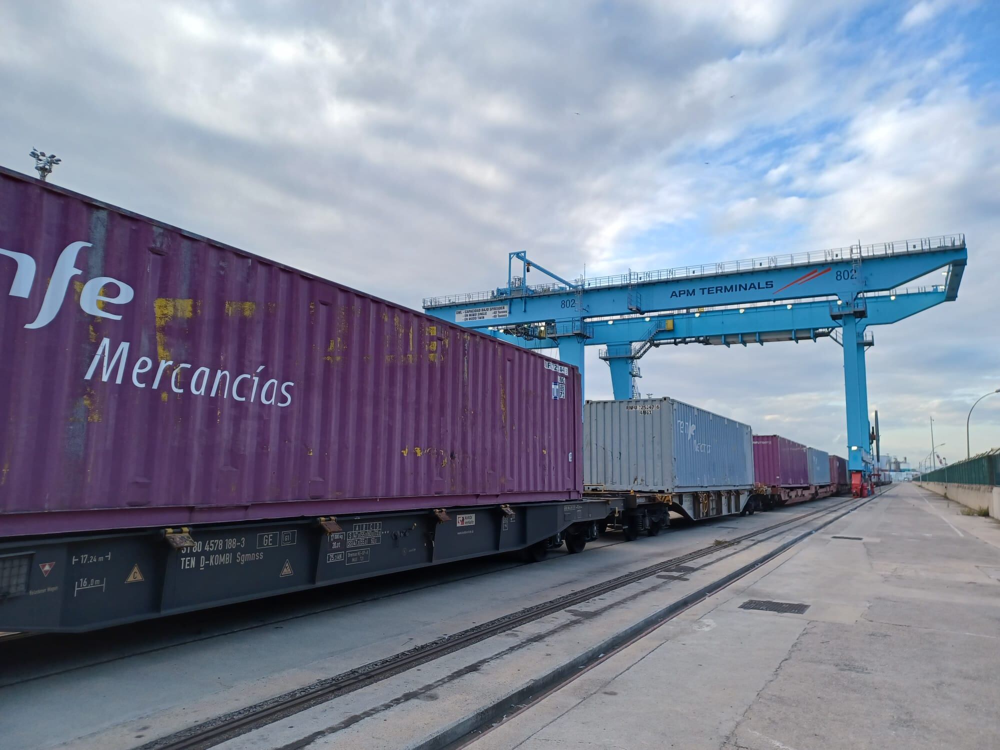 S'han utilitzat contenidors marítims amb unes grans bosses per poder transportar el blat de moro perquè no hi ha suficients contenidors especials per cereals en el mercat