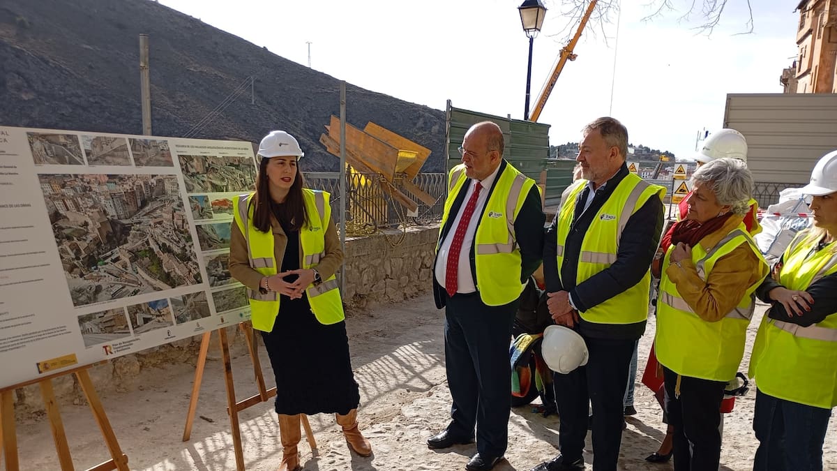 Comienzan a instalarse los primeros tramos de escaleras mecánicas del Casco Antiguo de Cuenca