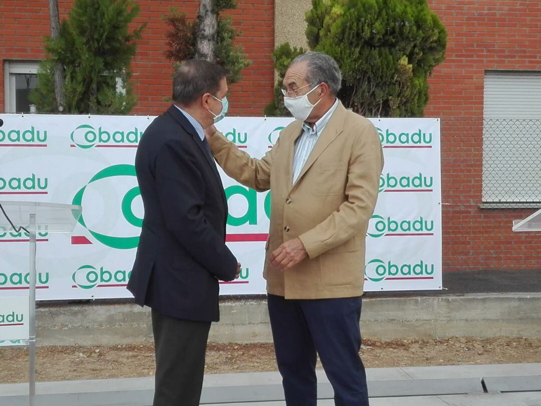 El ministro Luis Planas conversa con el responsable de Cobadu, Rafael Sánchez Olea