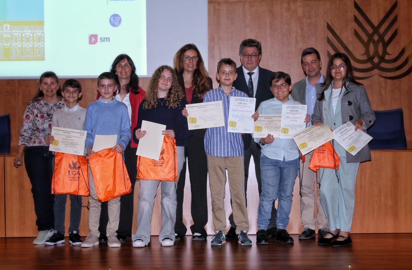 El delegado territorial de Desarrollo Educativo y Formación Profesional, Universidad, Investigación e Innovación en Cádiz, José Ángel Aparicio, junto al alumnado premiado en las Olimpiadas Matemáticas SAEM Thales en Cádiz